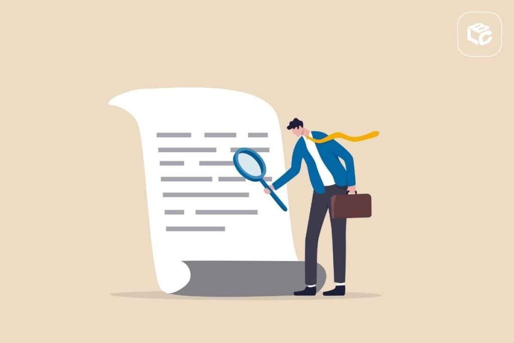 Ilustração vetorial em fundo bege mostrando uma grande folha de documento com linhas de texto estilizadas. Ao lado do documento, uma pessoa em trajes sociais segura uma pasta e utiliza uma lupa para examinar o conteúdo do papel. A composição remete à análise, revisão ou verificação de documentos, processos ou informações. No canto superior direito há um logotipo branco dentro de um quadrado com cantos arredondados.