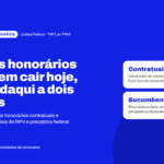 Banner promocional em fundo azul voltado para advogados que atuam na Justiça Federal. Em destaque, o texto: “Seus honorários podem cair hoje, não daqui a dois anos”. Abaixo, a chamada: “Como vender honorários contratuais e sucumbenciais de RPV e precatório federal.” No canto superior, aparece a identificação “Para Advogados | Justiça Federal · TRF1 ao TRF6”. À direita, dois quadros explicativos informam: “Contratuais: destacados do crédito do cliente, ficam fora da venda dele” e “Sucumbenciais: requisição própria, em nome do advogado ou da sociedade”. Na parte inferior, o texto “Advogados e sociedades de advocacia”. Layout moderno, com tipografia branca e azul sobre fundo azul intenso e elementos gráficos arredondados.